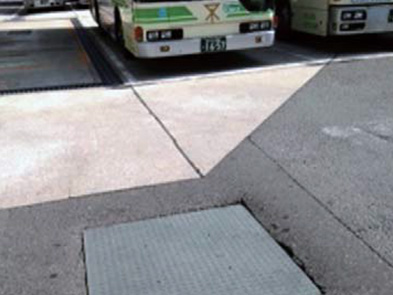 バス車両基地　縞鋼板